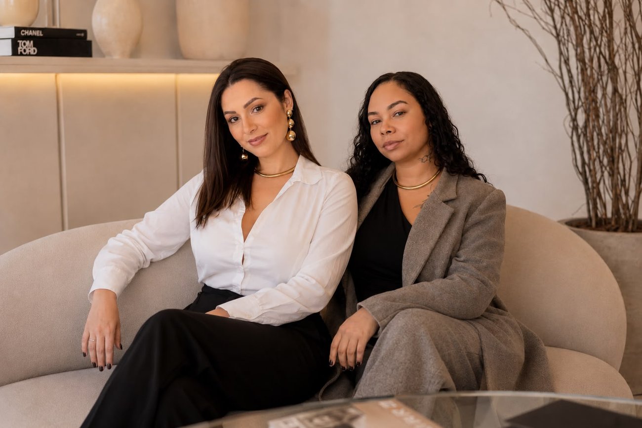 Mariane Lencina e Gabriela Timm, fundadoras da Essen, sentadas lado a lado